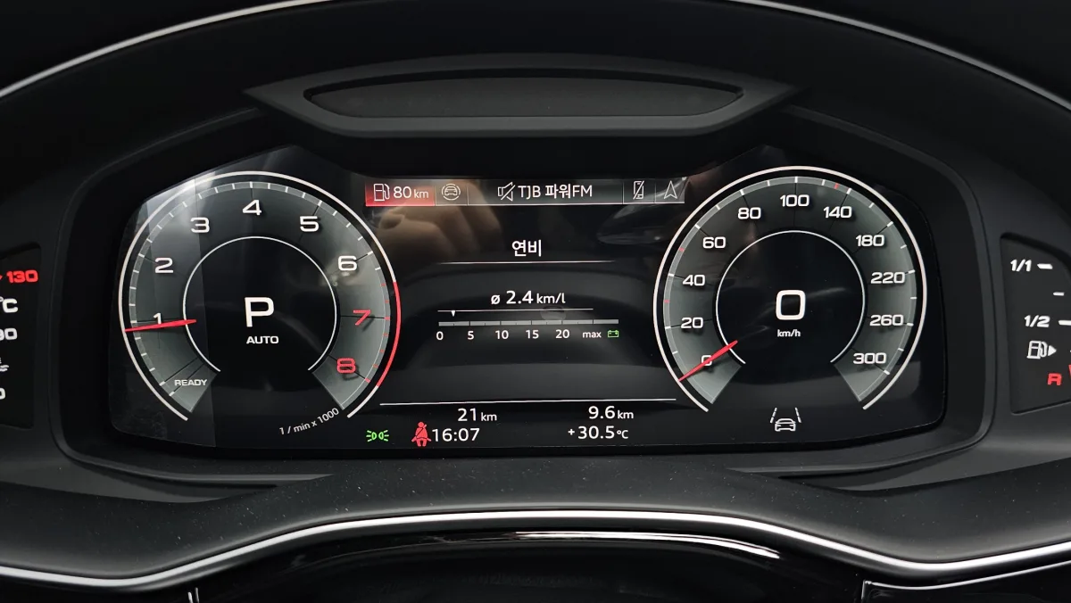 Audi Q7 interior detail