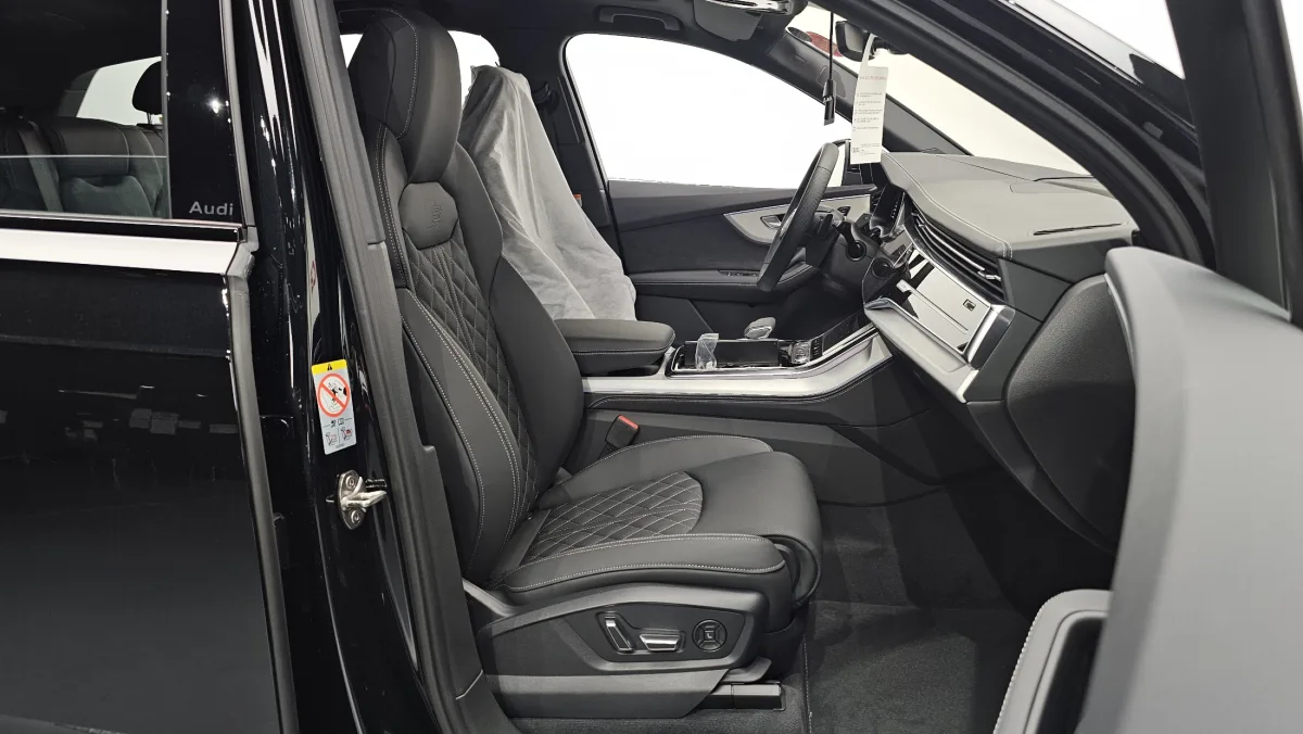 Audi Q7 interior detail