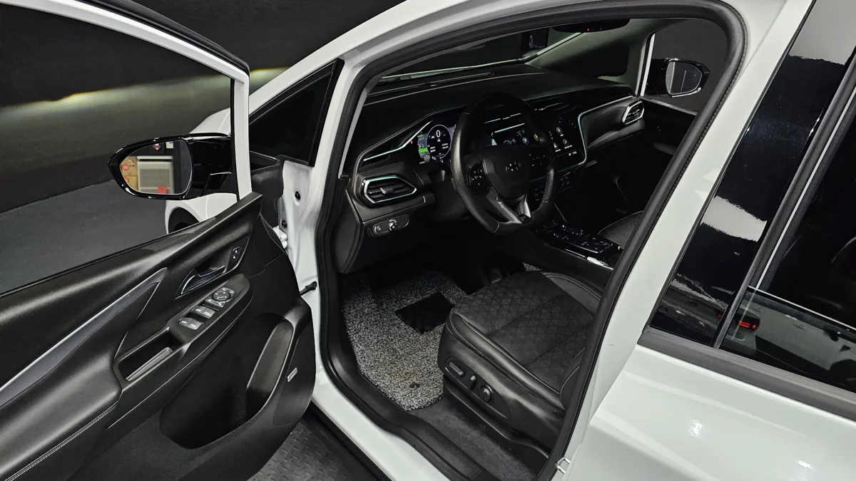Chevrolet (GM Korea) Bolt EV interior detail