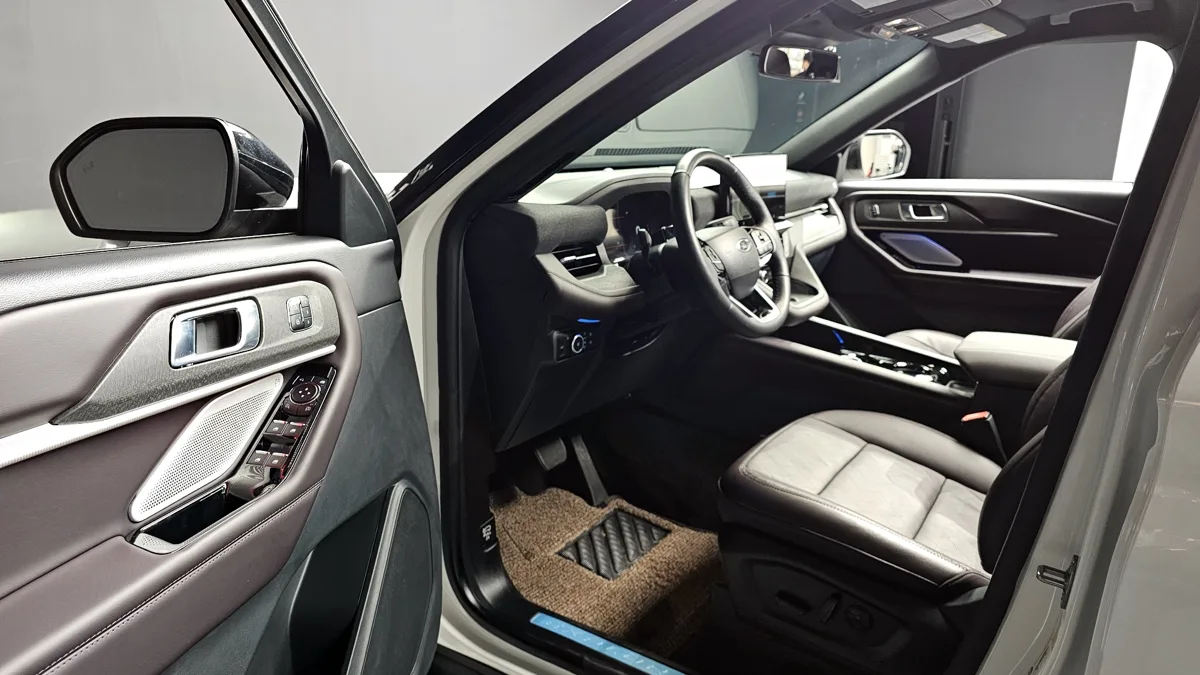 Ford Explorer interior detail