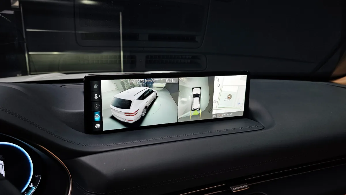 Genesis GV80 infotainment and 360 camera