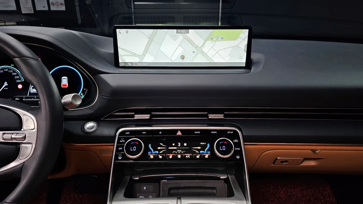 Genesis GV80 dashboard and navigation