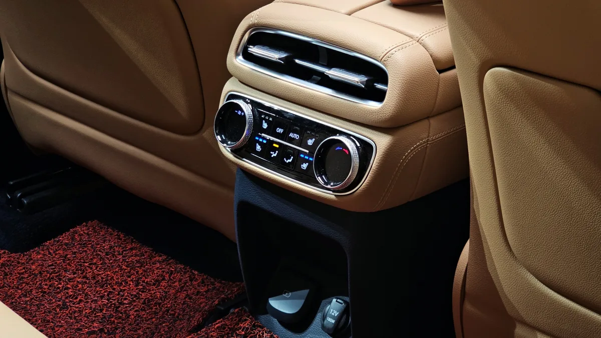 Genesis GV80 rear climate controls