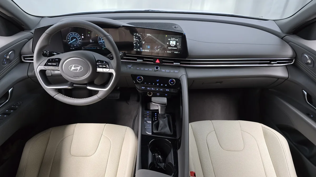 Hyundai Elantra (Avante) interior detail