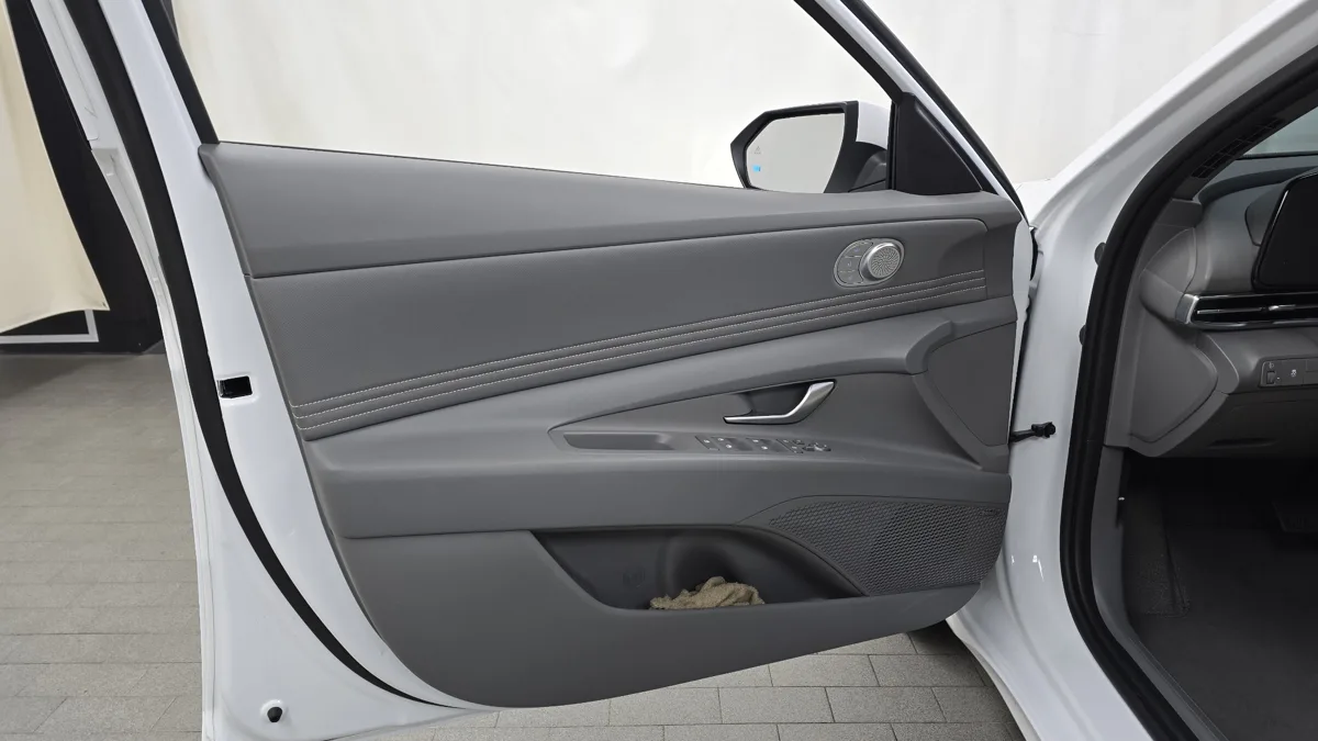 Hyundai Elantra (Avante) interior detail
