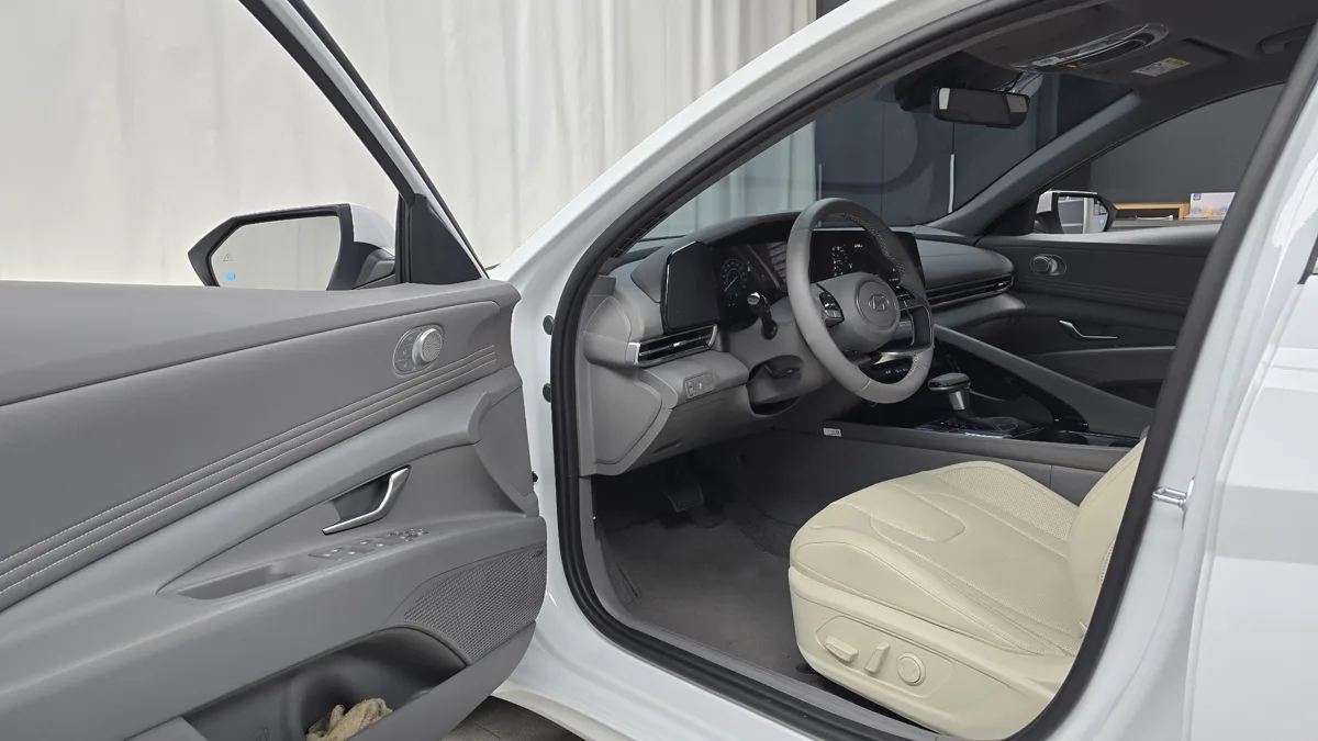 Hyundai Elantra (Avante) interior detail