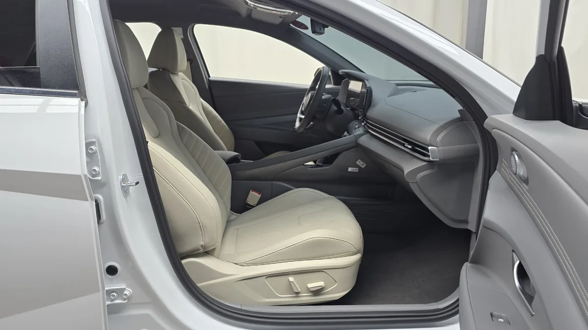 Hyundai Elantra (Avante) interior detail