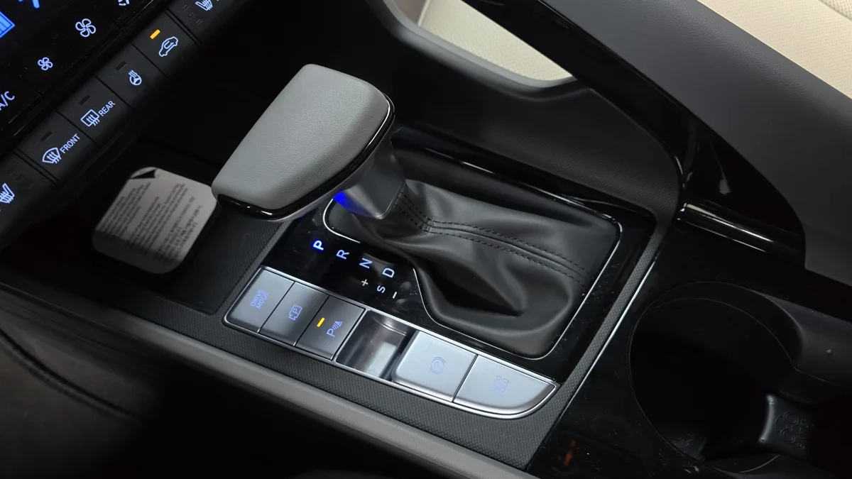 Hyundai Elantra (Avante) interior detail