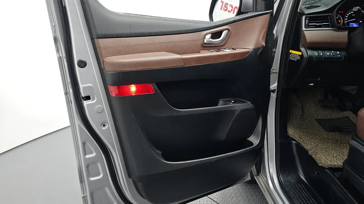 Hyundai H-1 (Starex) interior detail