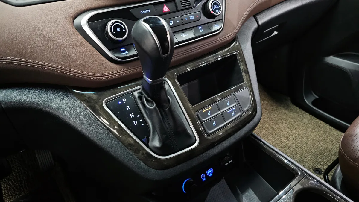 Hyundai H-1 (Starex) interior detail