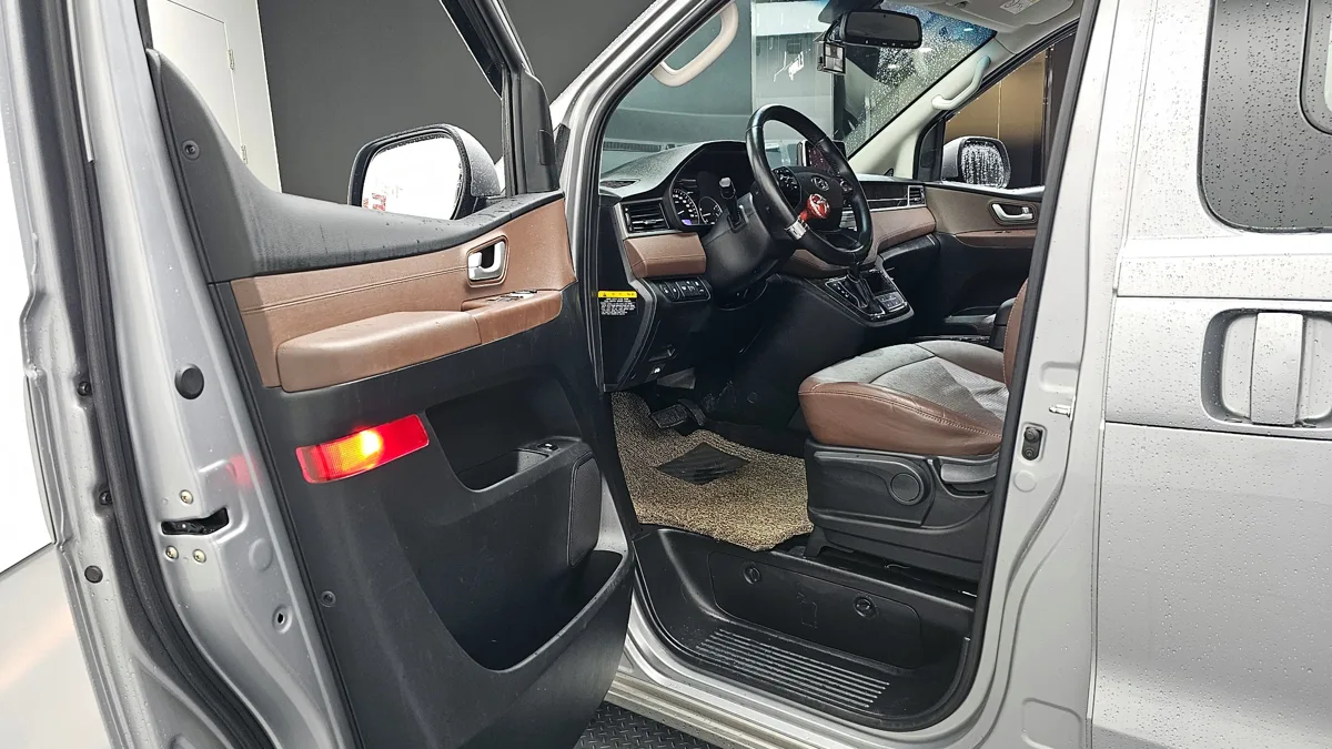 Hyundai H-1 (Starex) interior detail