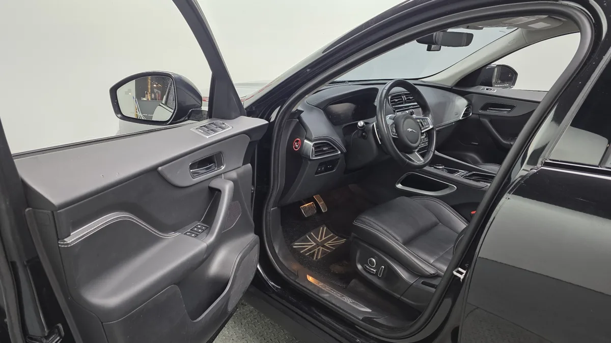 Jaguar F-PACE interior detail