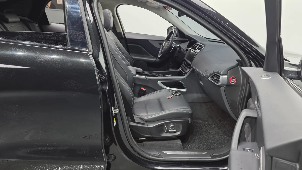 Jaguar F-PACE interior detail