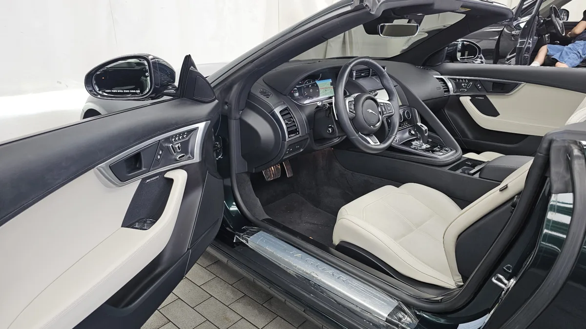 Jaguar F-TYPE interior detail