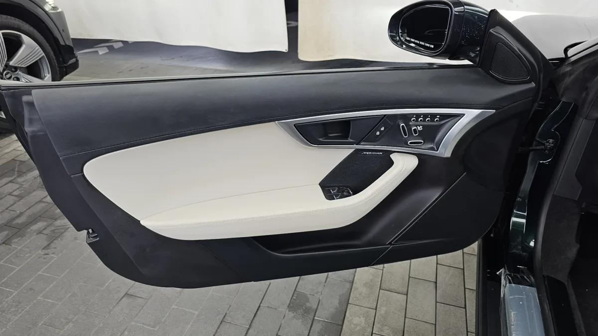 Jaguar F-TYPE interior detail