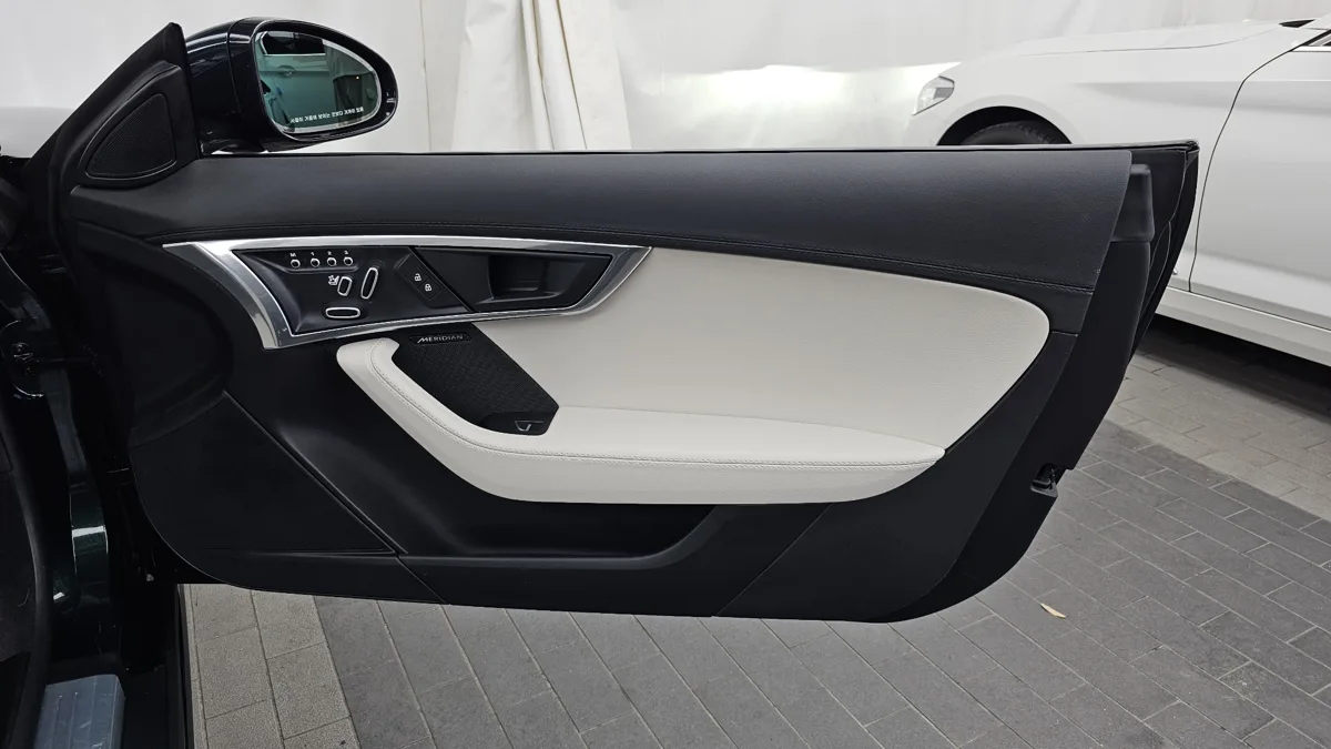 Jaguar F-TYPE interior detail