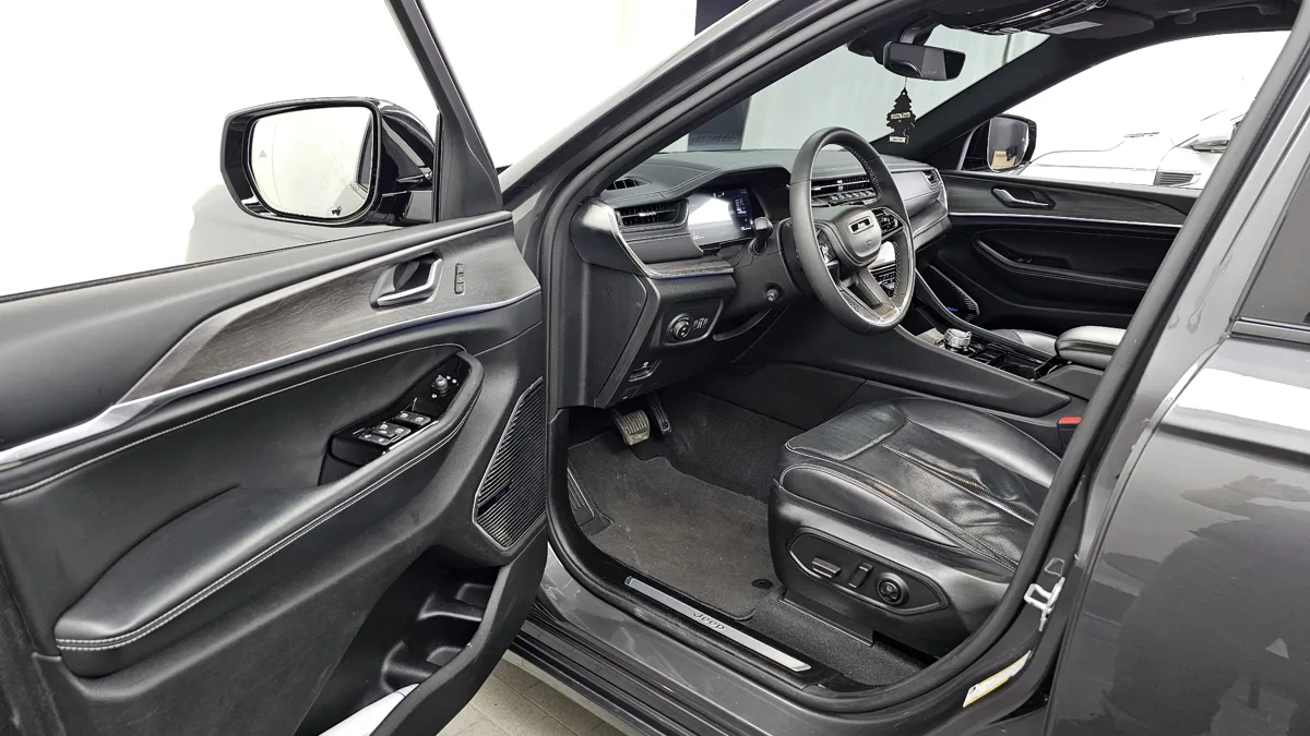 Jeep Cherokee interior detail