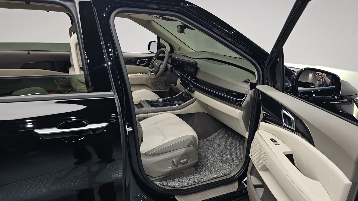 Kia Carnival interior detail