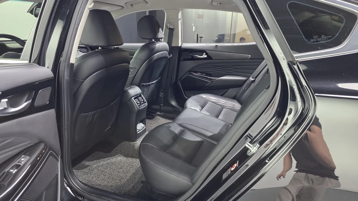 Kia K7 interior detail