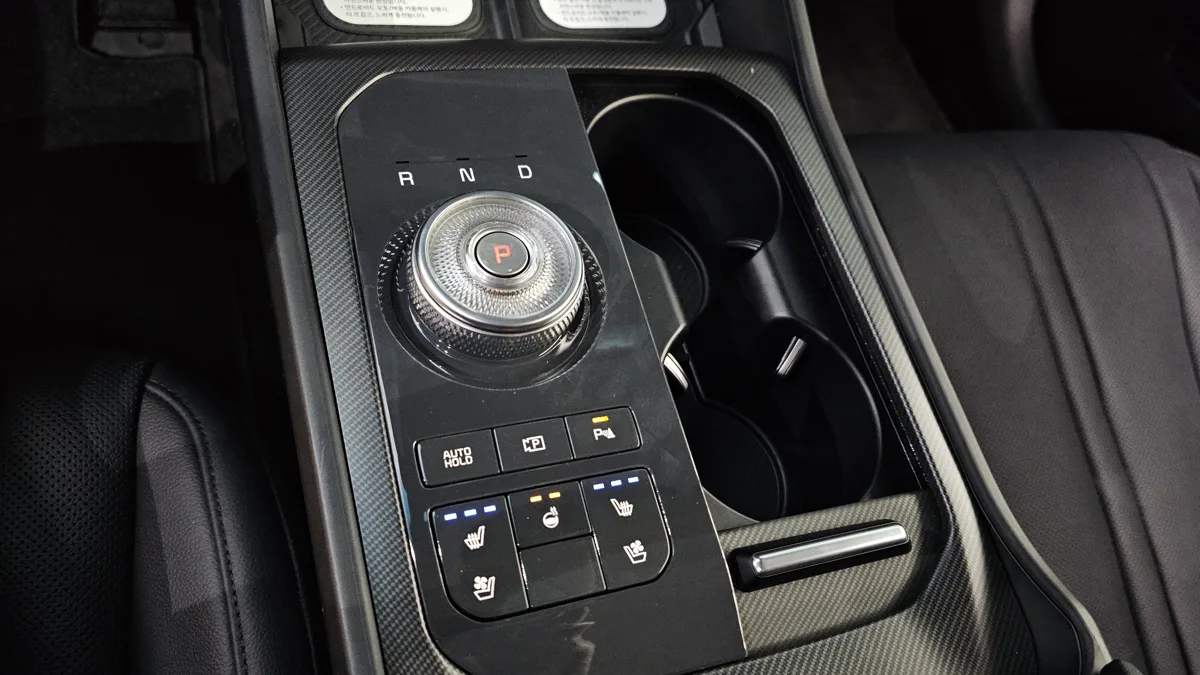 Kia K8 interior detail