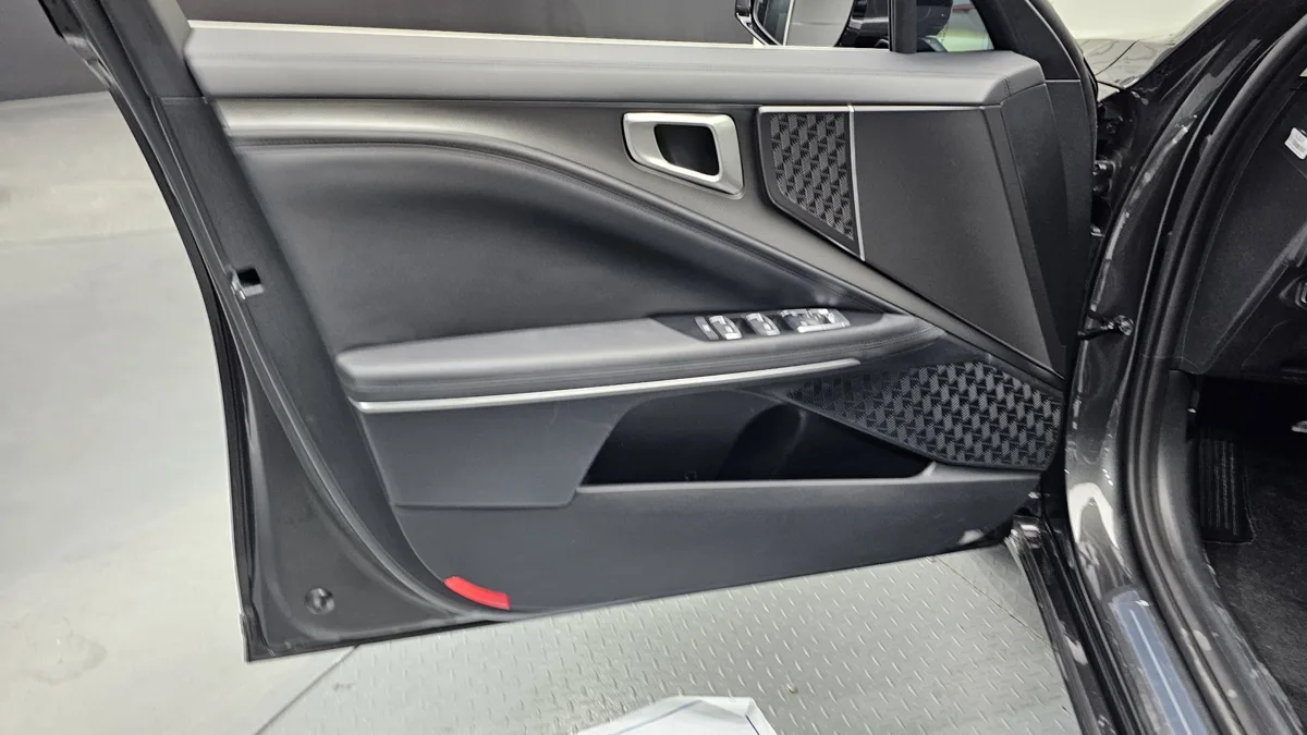 Kia K8 interior detail