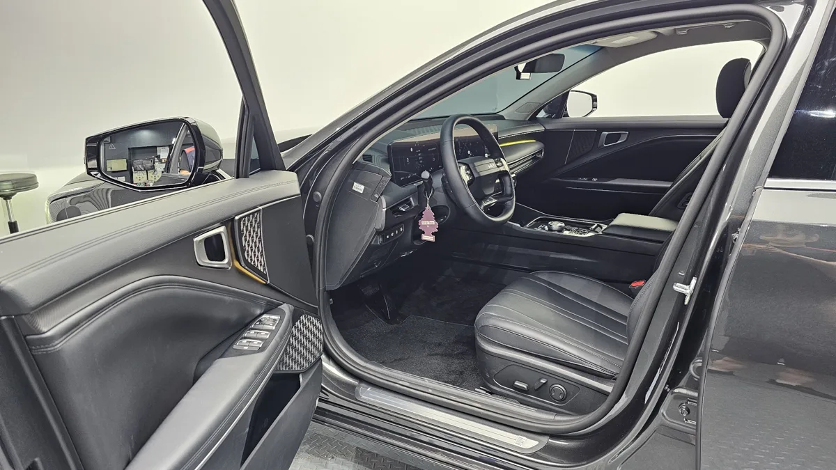 Kia K8 interior detail
