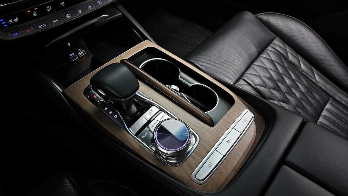 Kia K900 (K9) interior detail