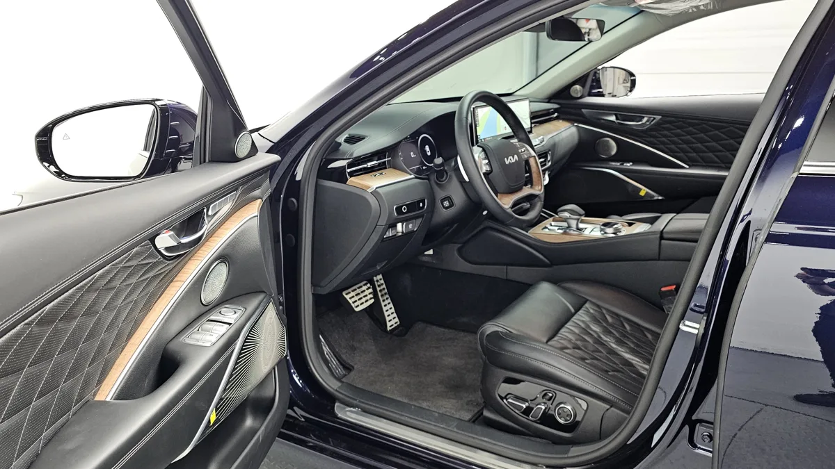 Kia K900 (K9) interior detail