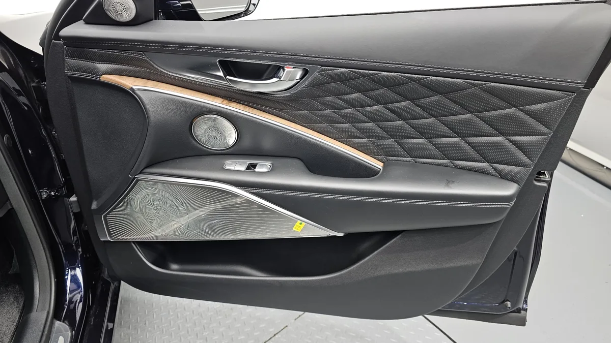 Kia K900 (K9) interior detail