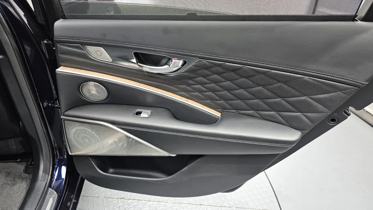 Kia K900 (K9) interior detail