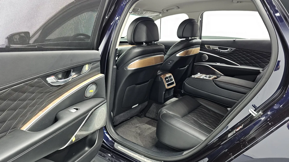 Kia K900 (K9) interior detail