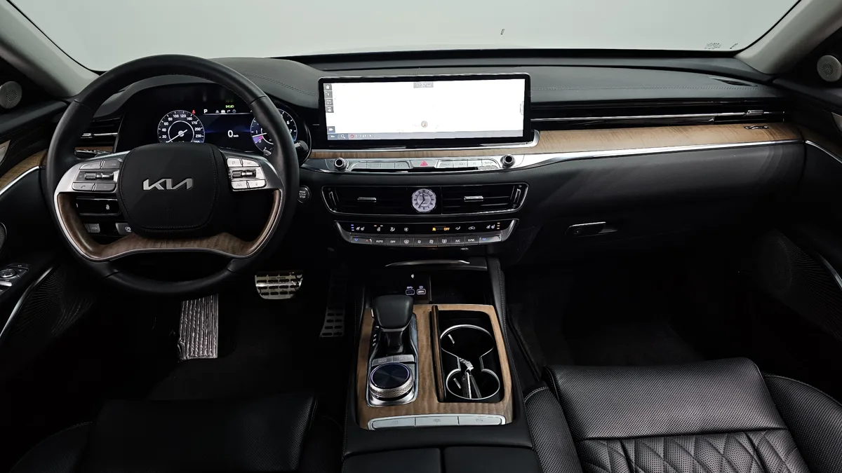 Kia K900 (K9) interior detail
