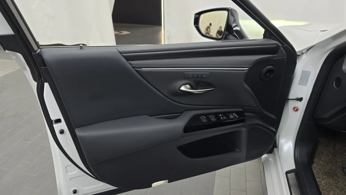 Lexus ES interior detail