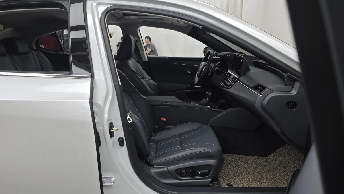 Lexus ES interior detail