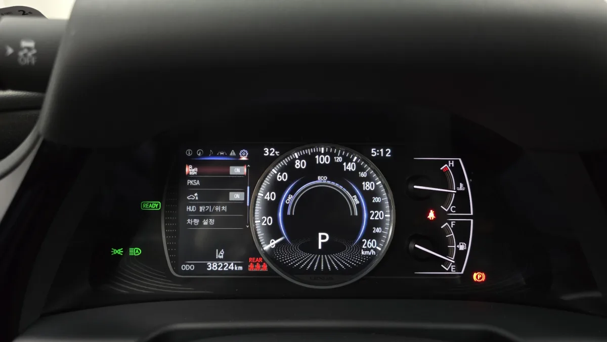 Lexus ES interior detail
