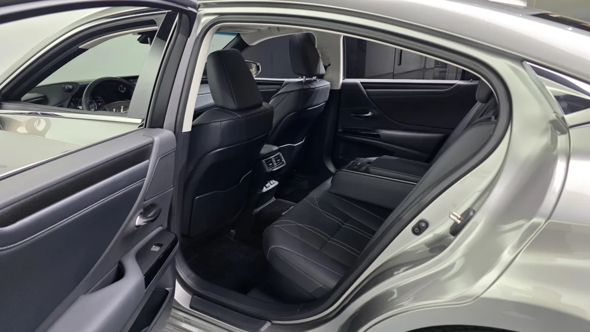 Lexus ES interior detail