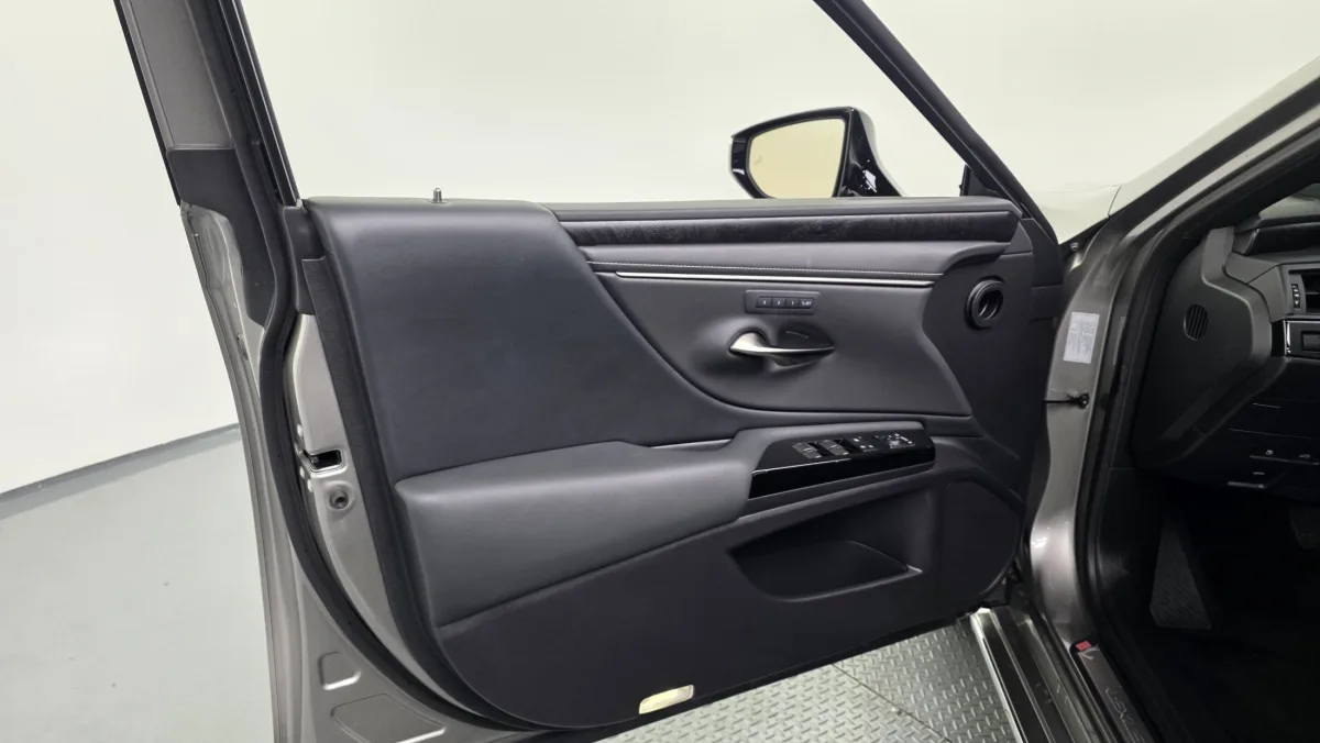 Lexus ES interior detail