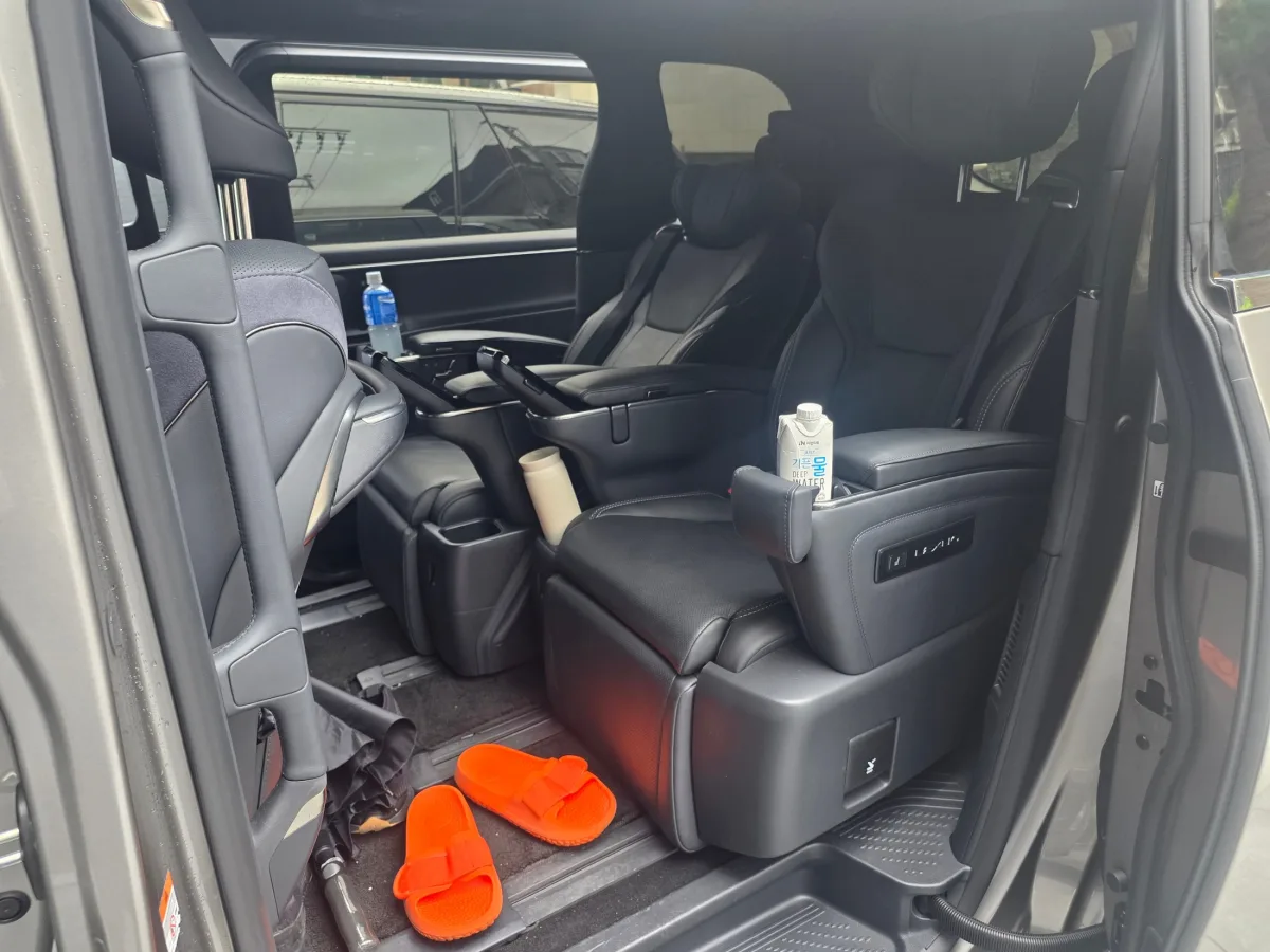 Lexus LM interior detail