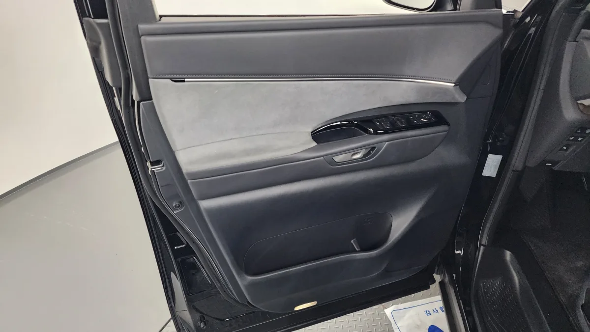Lexus LM interior detail