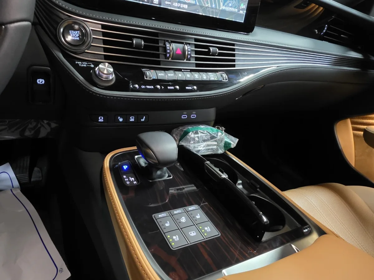 Lexus LS interior detail