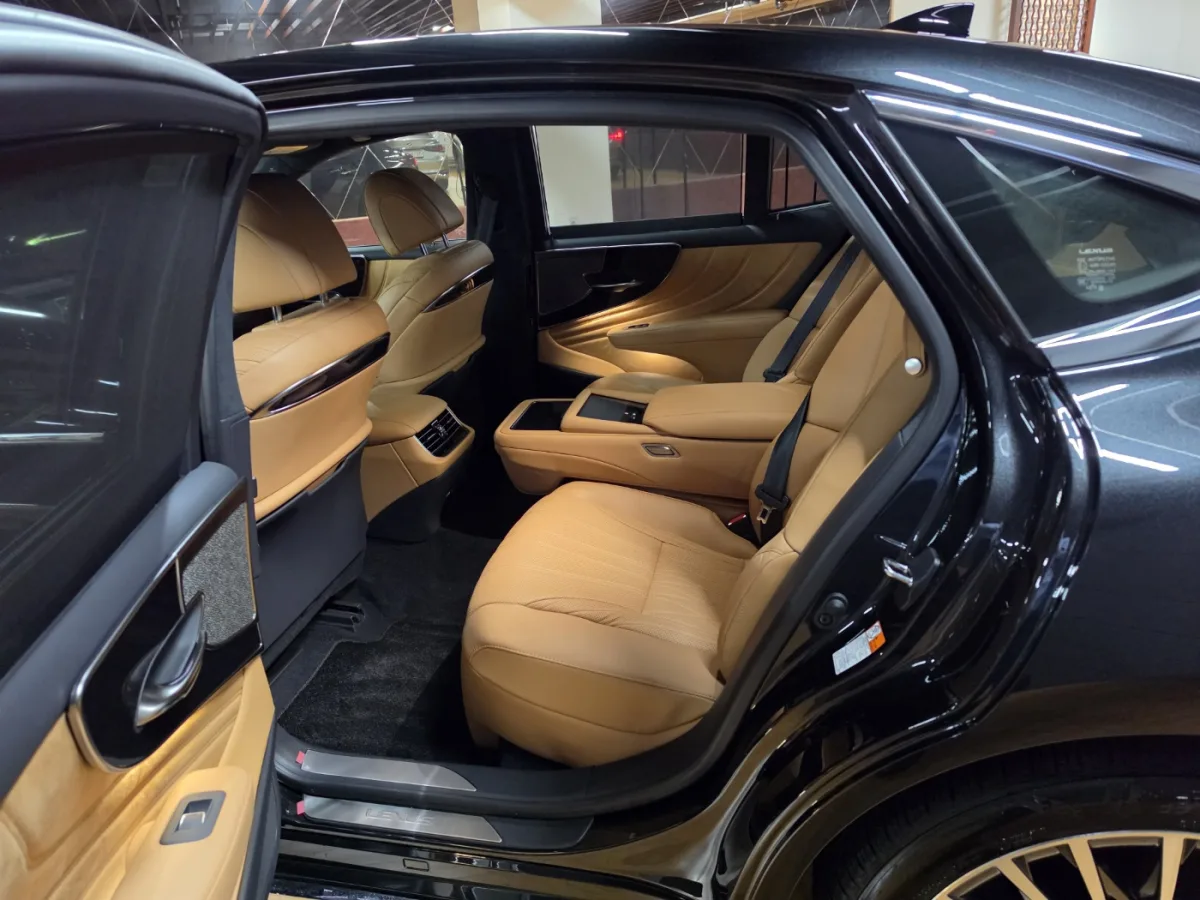 Lexus LS interior detail