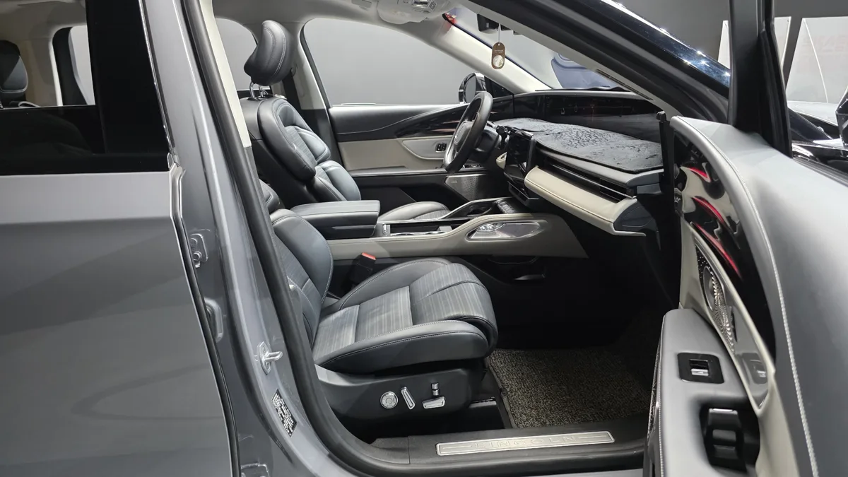 Lincoln Nautilus interior detail