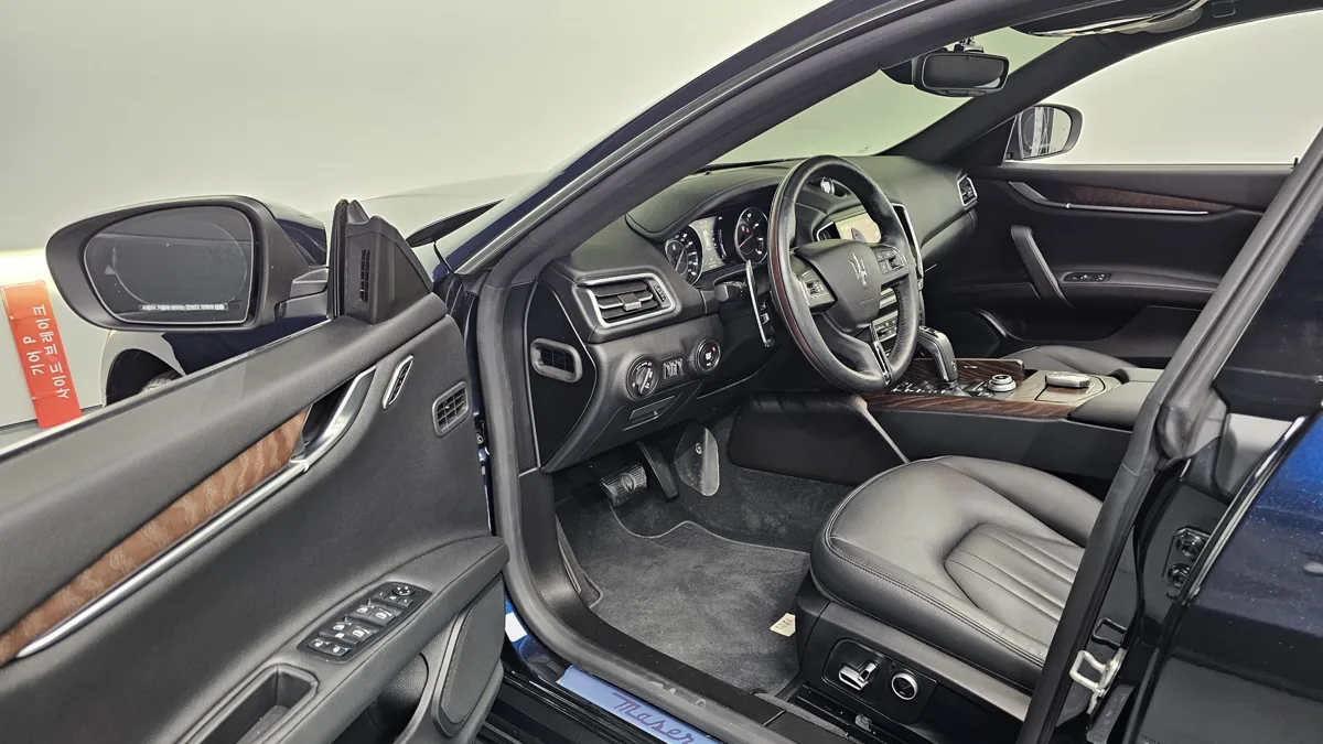 Maserati Ghibli interior detail