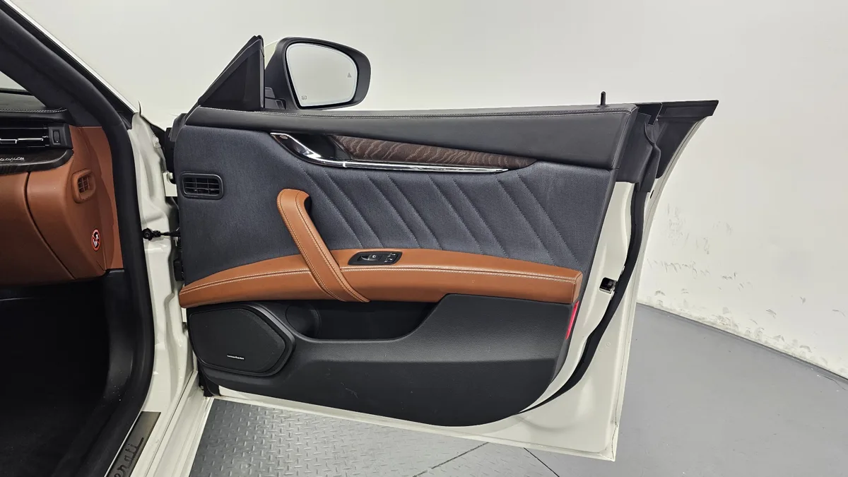 Maserati Quattroporte interior detail
