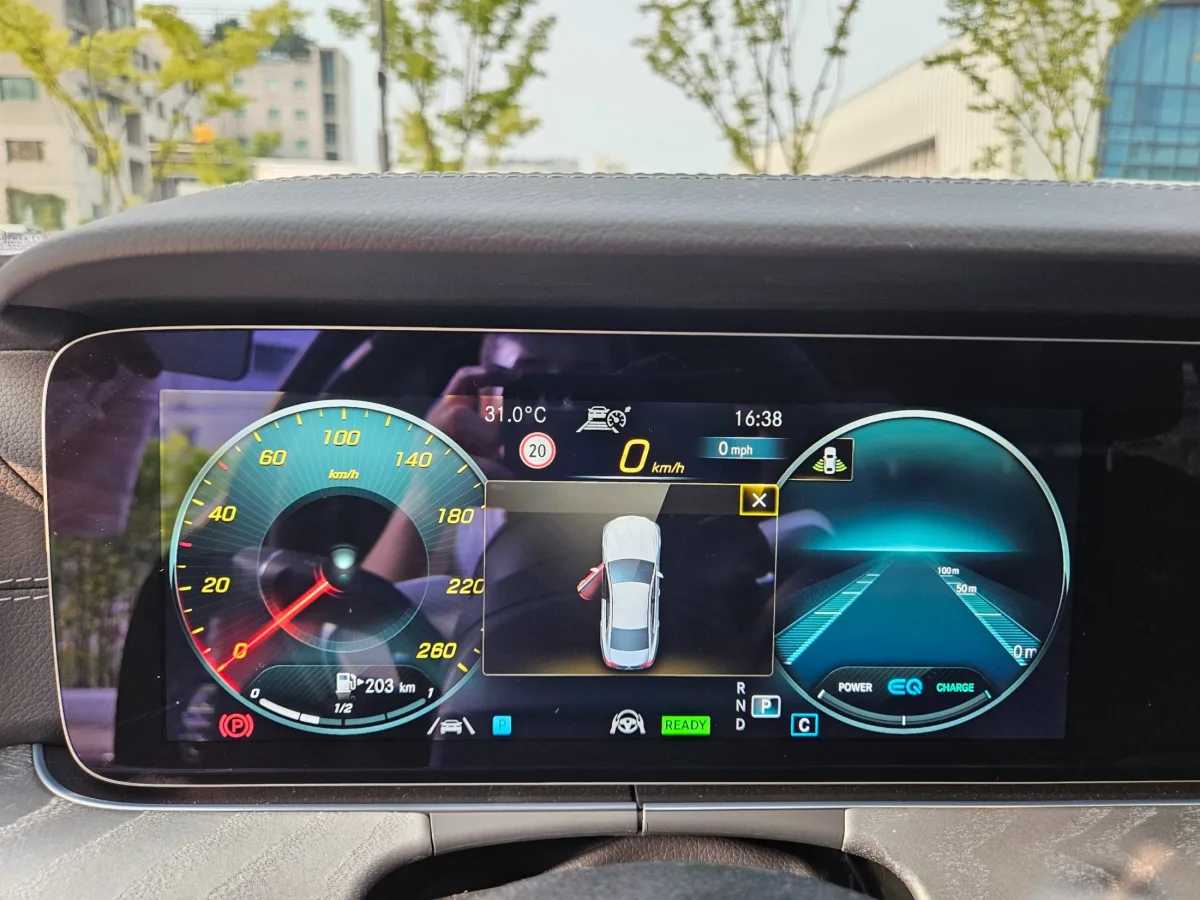 Mercedes-Benz CLS-Class interior detail