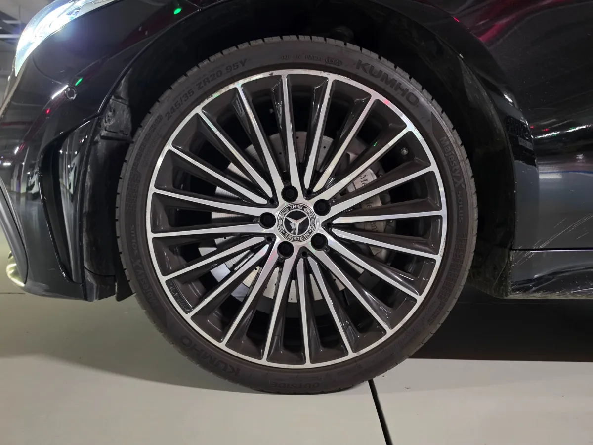 Mercedes-Benz CLS-Class interior detail