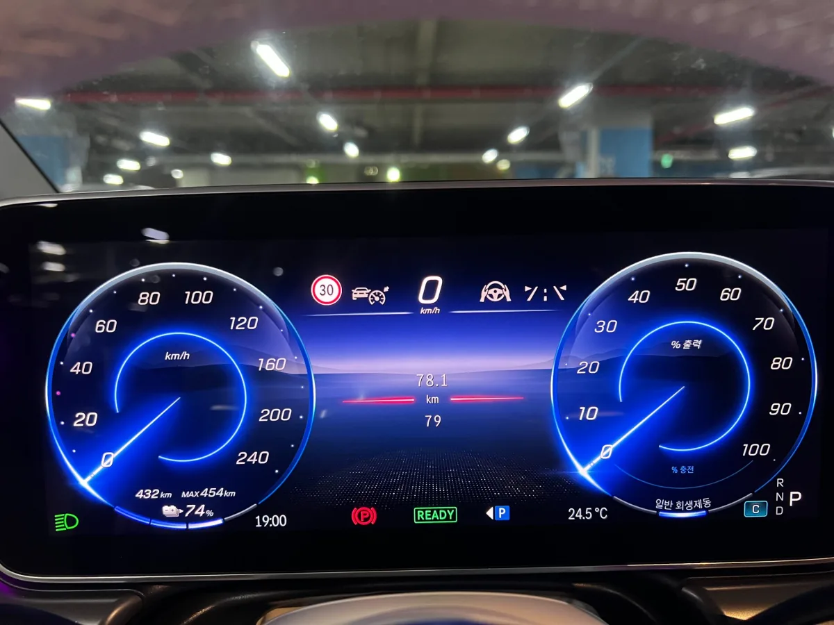 Mercedes-Benz EQE interior detail
