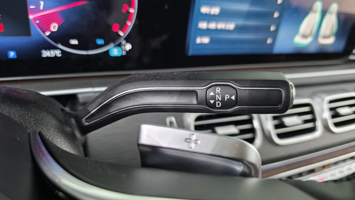 Mercedes-Benz GLE-Class interior detail