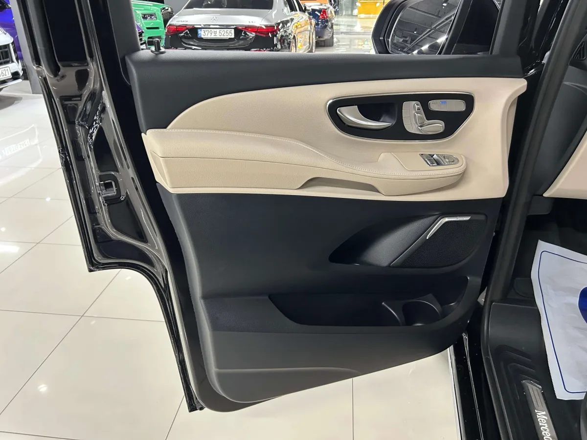 Mercedes-Benz V-Class interior detail