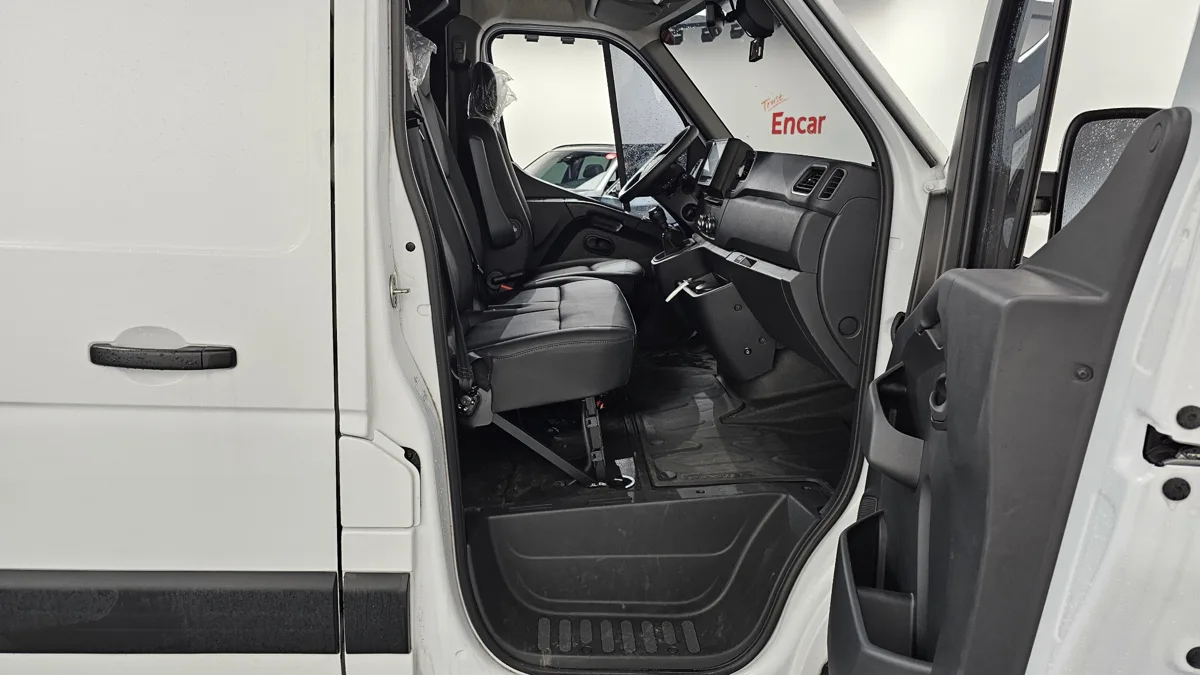 Renault Korea (Samsung) Master interior detail